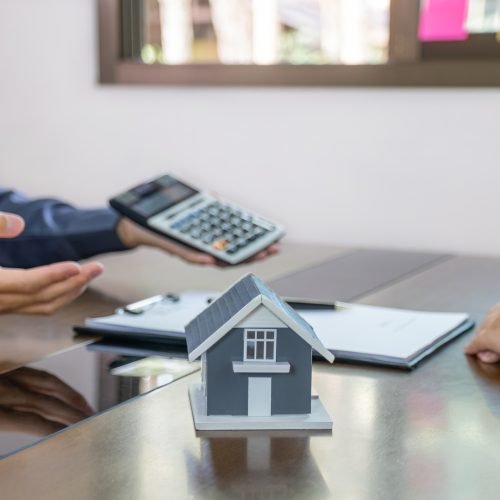 Real estate agents and buyers discuss signing a business contract